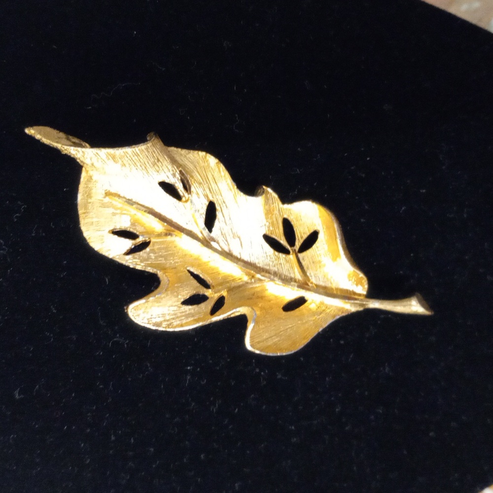 Brooch Gold Tone Oak Leaf Pin